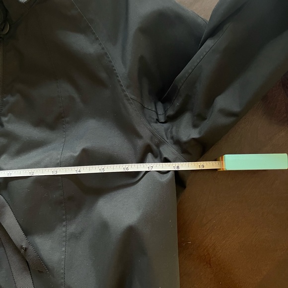 SOLD Lululemon Rain Jacket - Picture 9 of 9